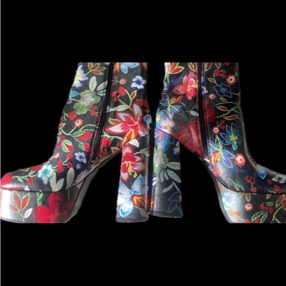 NEW Boots - Picture 2 of 2